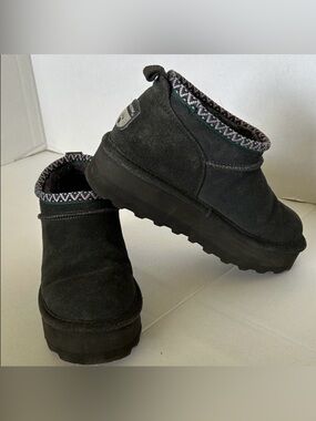 BEAR PAW WOMENS BLACK RETRO SUPER SHORTY DECO PLATFORM COW SUEDE BOOTS SZ 8